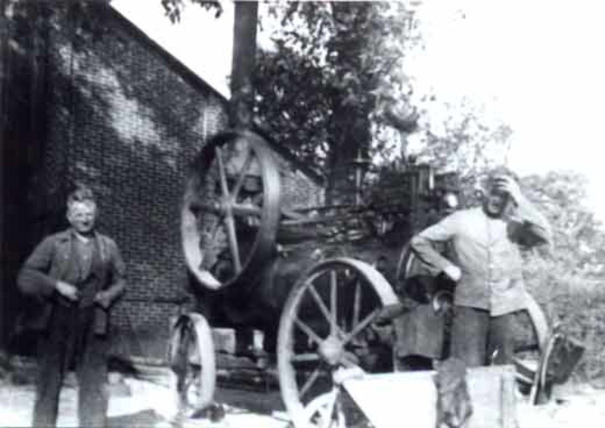 Haus Klimse - Dampfmaschine zum Einsatz beim Dreschen